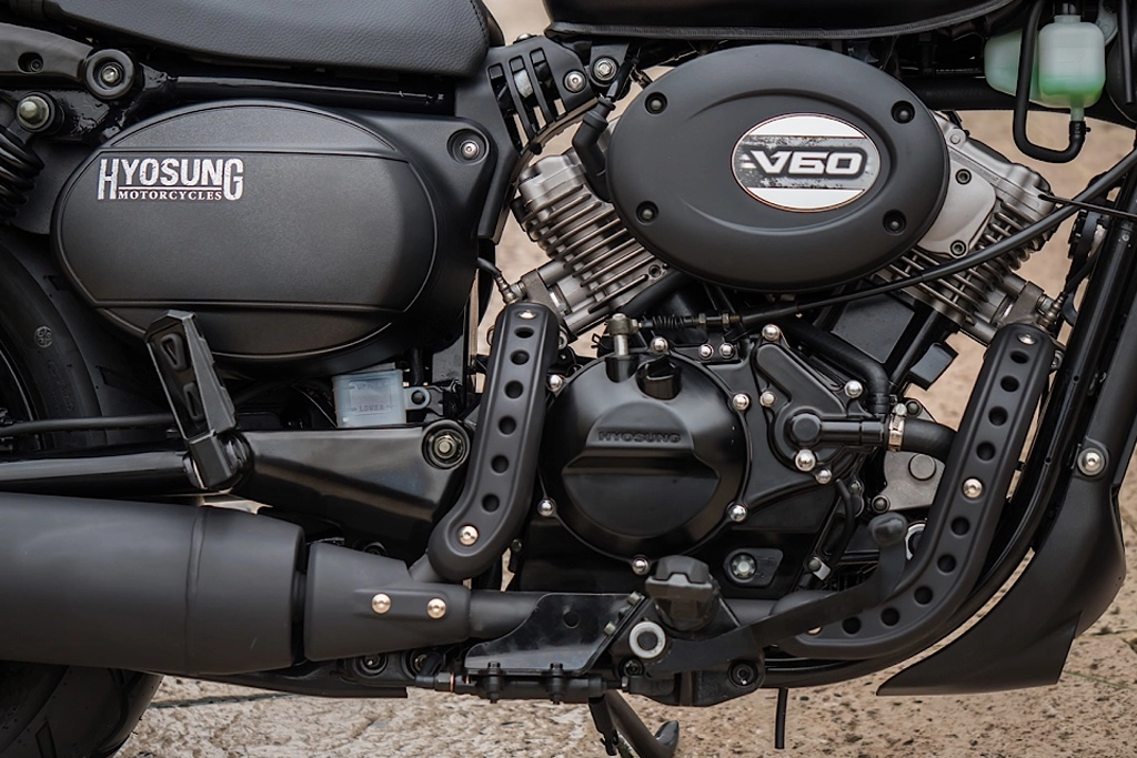 Vue avant de la Hyosung GV125R 2026 en extérieur