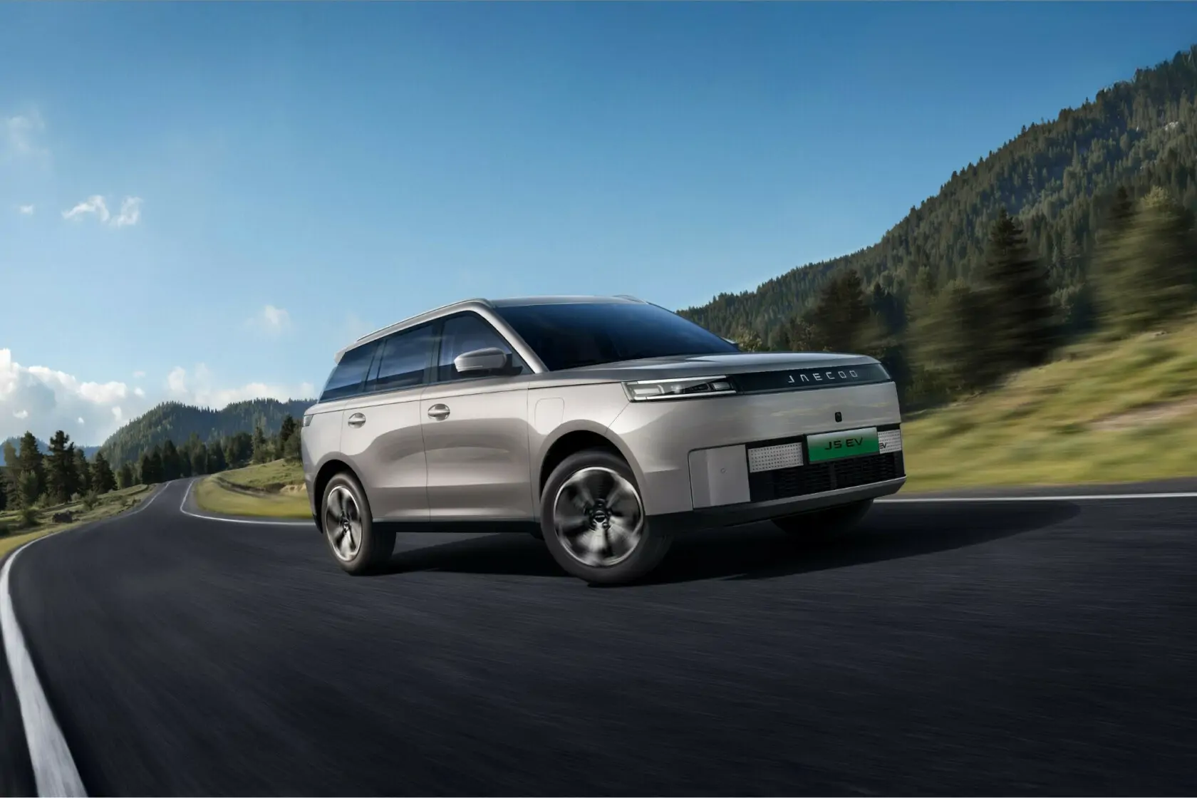 Vue avant du SUV Omoda Jaycoo Jaecoo 5 sur route