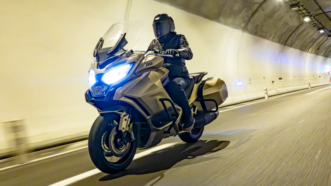 Vue latérale élégante de la Mash GT750 2026 sur route