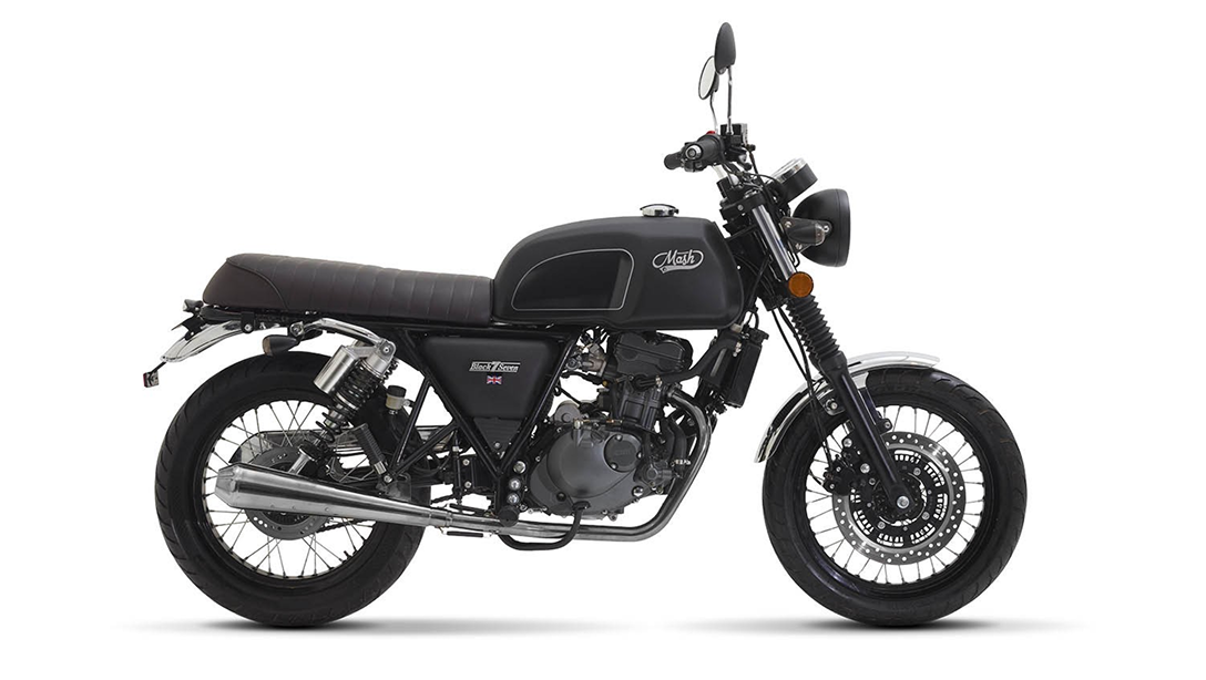 Mash Black Seven 125 2026 vue de face, phare rond et guidon bas