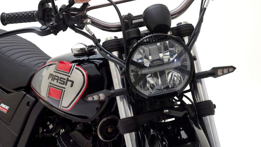 Vue arrière de la Mash X-Ride 650 2026 sur route