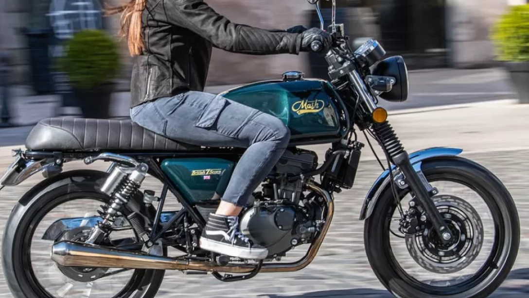 Mash Black Seven 125 2026 vue de profil, design café racer