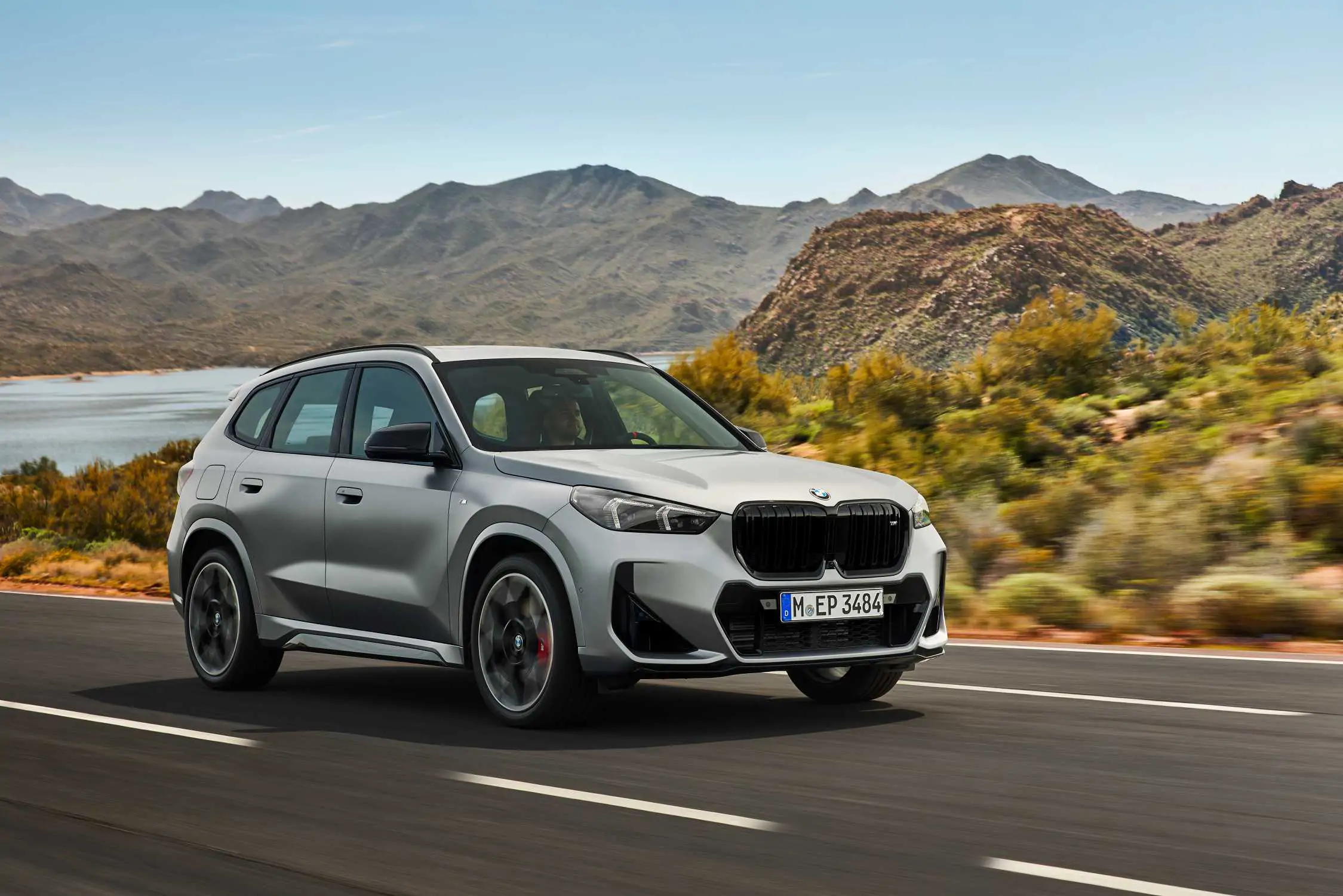 BMW X1 sur une route panoramique, vue de trois-quarts avant