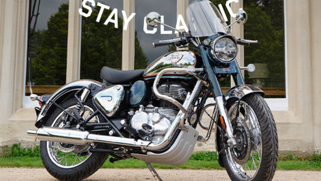 Vue latérale de la Royal Enfield Classic 350 2026 sur fond noir