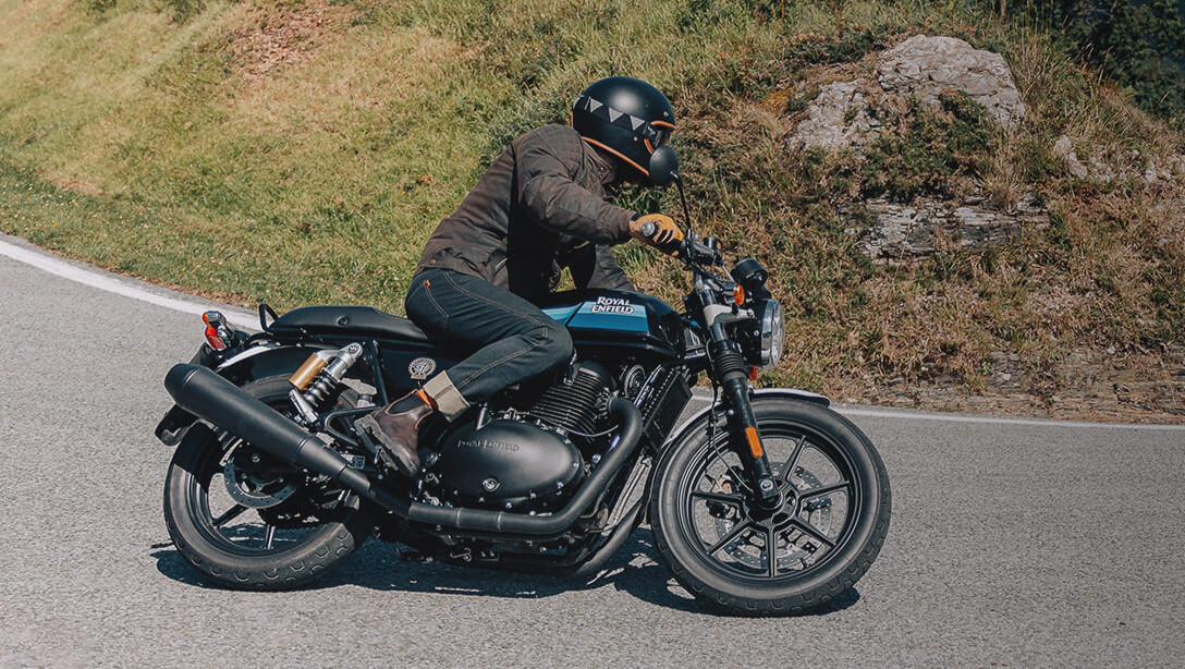 Vue latérale de la Royal Enfield Continental GT 650 2026 sur fond sombre