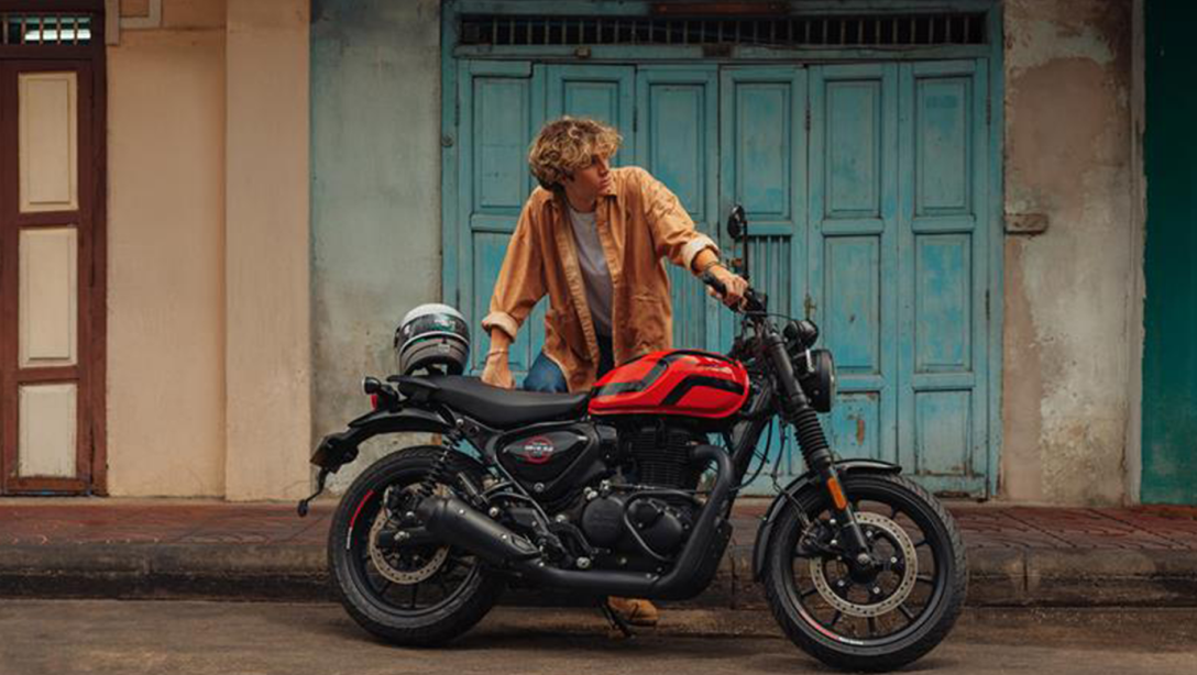 Vue de la Royal Enfield HNTR 350 2026 sur fond sombre, mettant en avant son design moderne