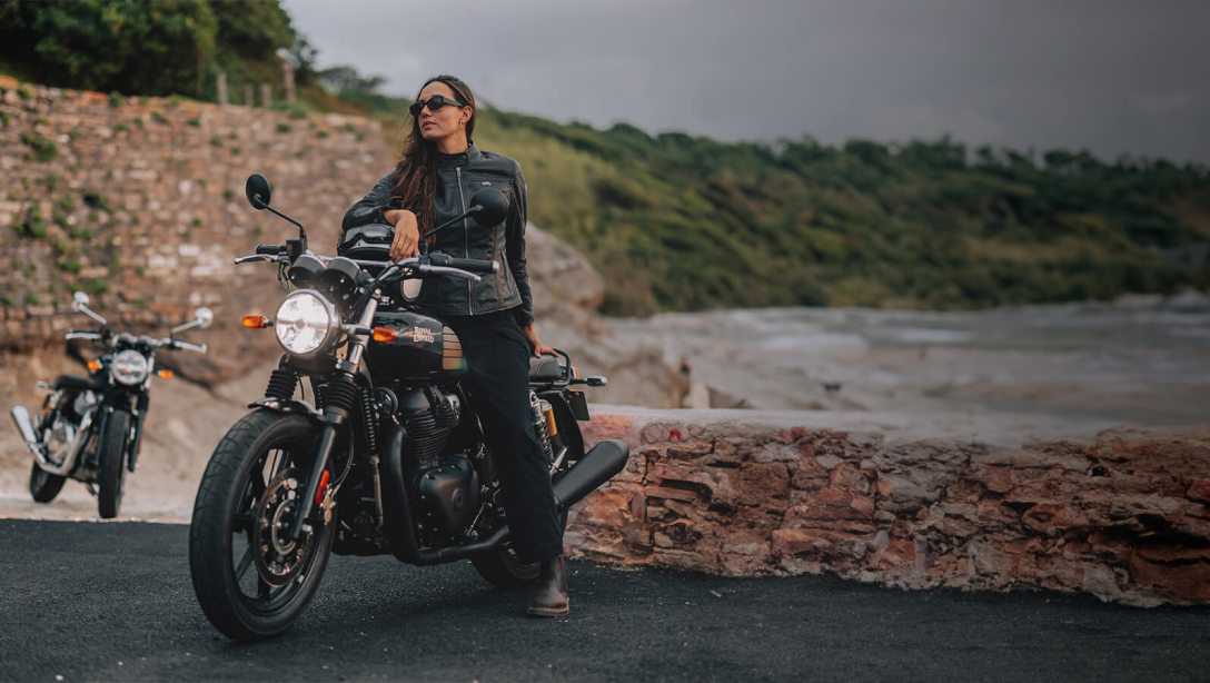 Vue latérale de la Royal Enfield Interceptor 650 2026 sur route
