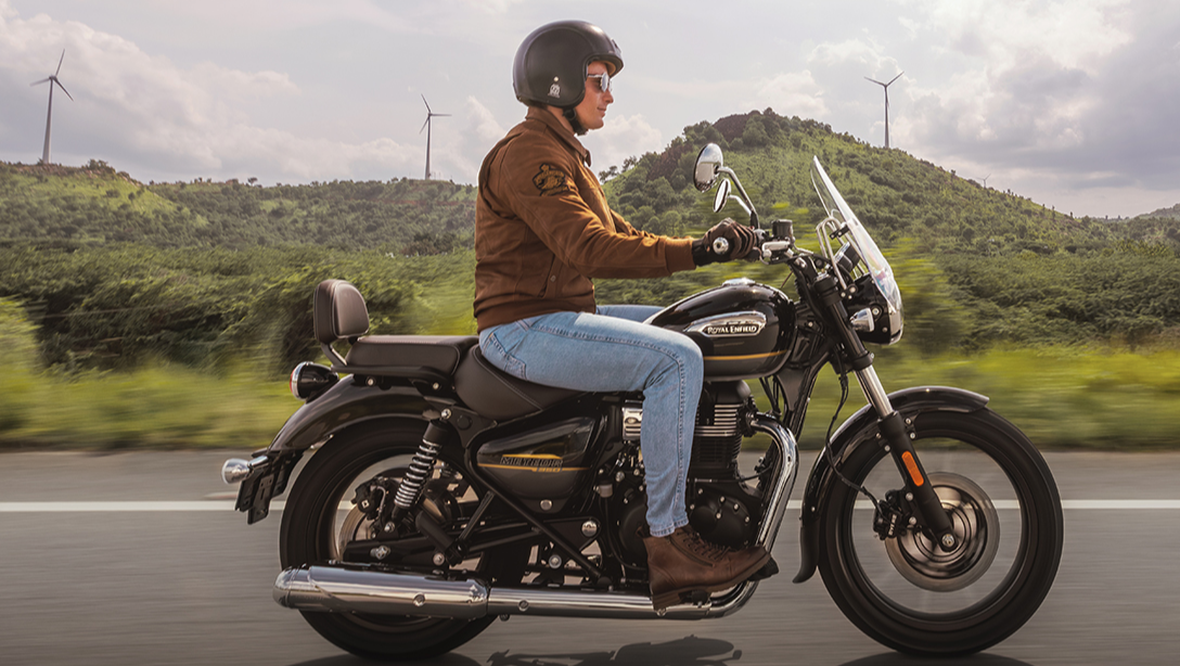 Vue latérale de la Royal Enfield Meteor 350 2026 sur fond sombre