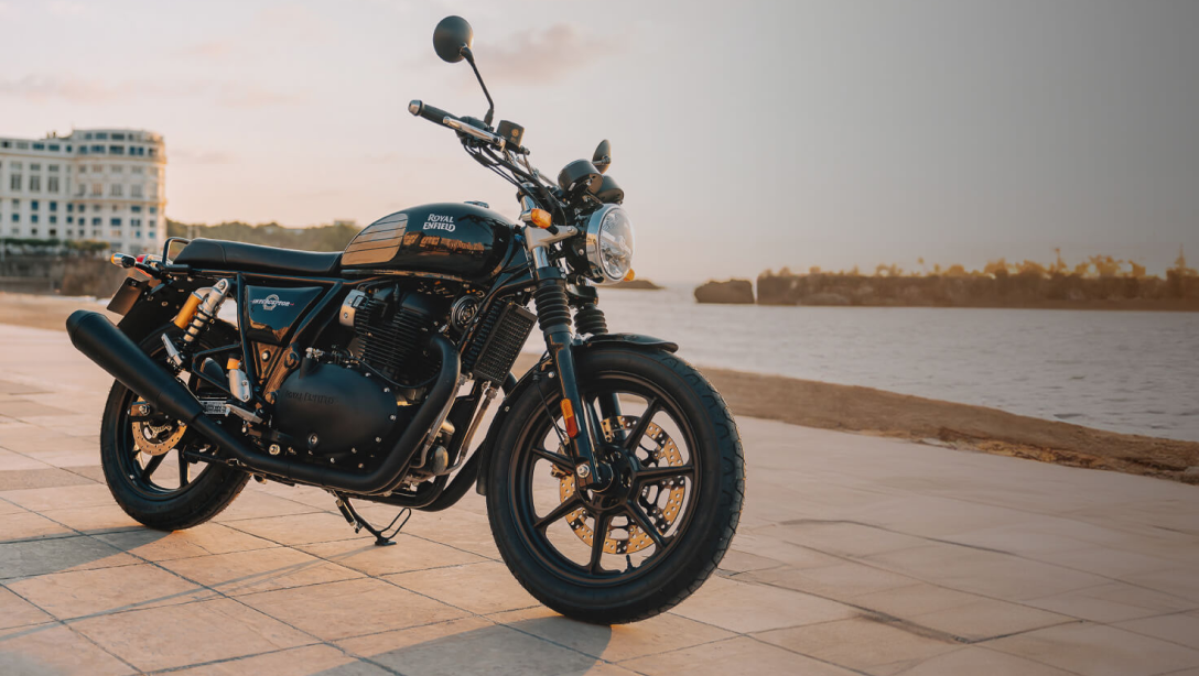 Tableau de bord analogique de la Royal Enfield Interceptor 650 2026