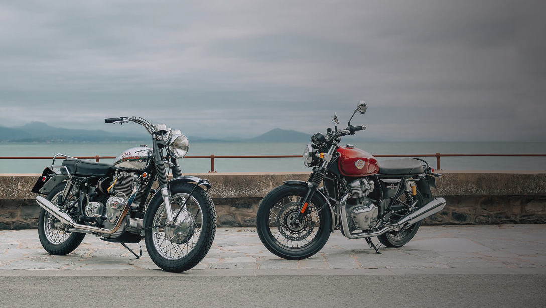 Royal Enfield Interceptor 650 2026 stationnée devant un café rétro