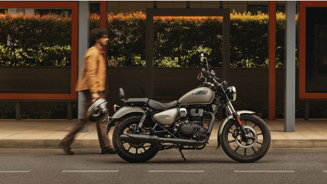 Royal Enfield Meteor 350 2026 profil droit sur fond urbain