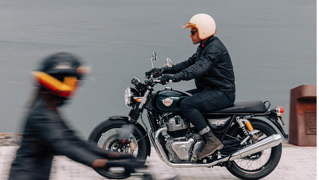 Détail du guidon et des commandes de la Royal Enfield Interceptor 650 2026