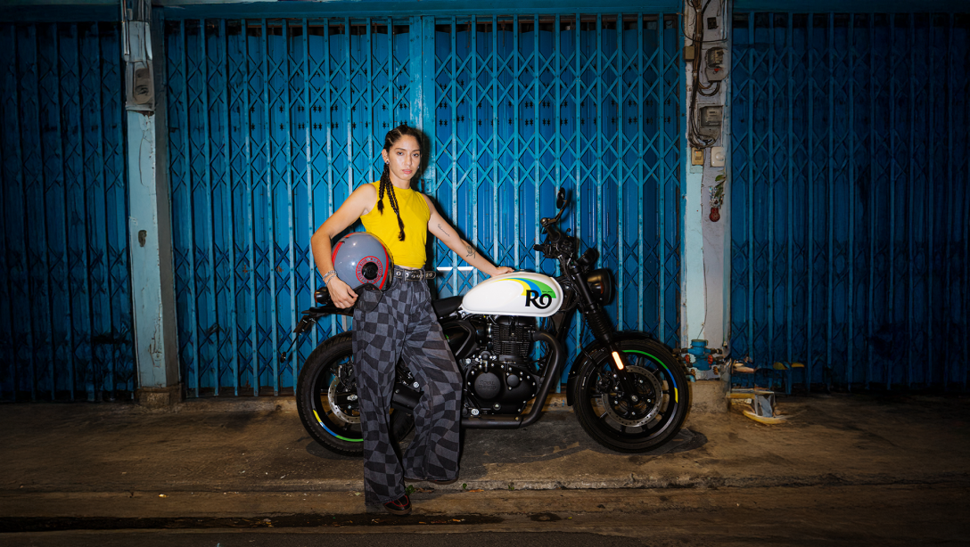 Royal Enfield HNTR 350 2026 en mouvement sur route urbaine