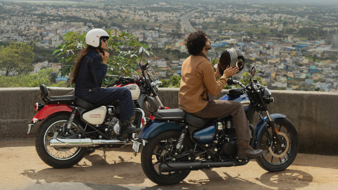 Royal Enfield Meteor 350 2026 en balade sur route de campagne