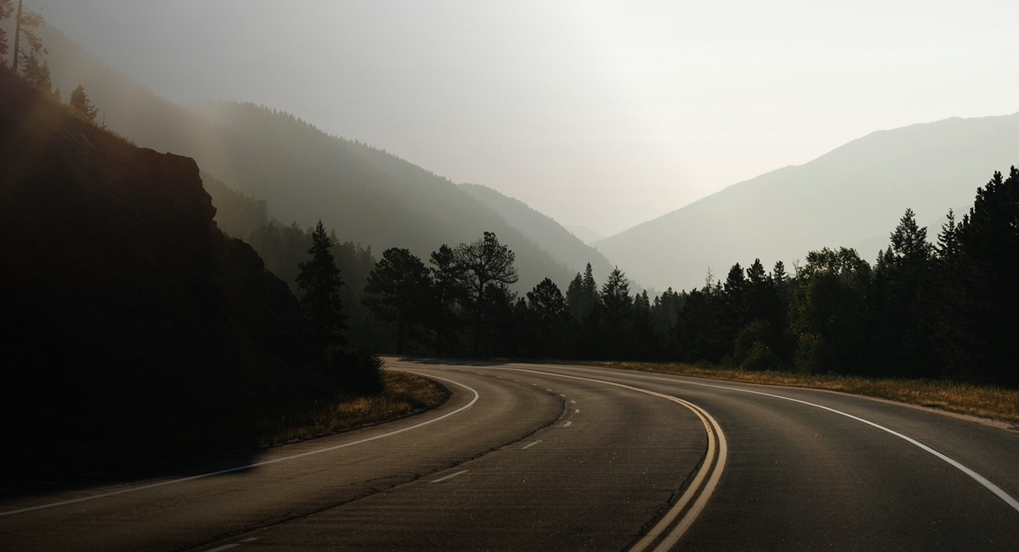 Route partant en virage sur la gauche