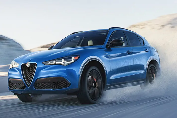 Vue avant dynamique de l'Alfa Romeo Stelvio sur route de montagne