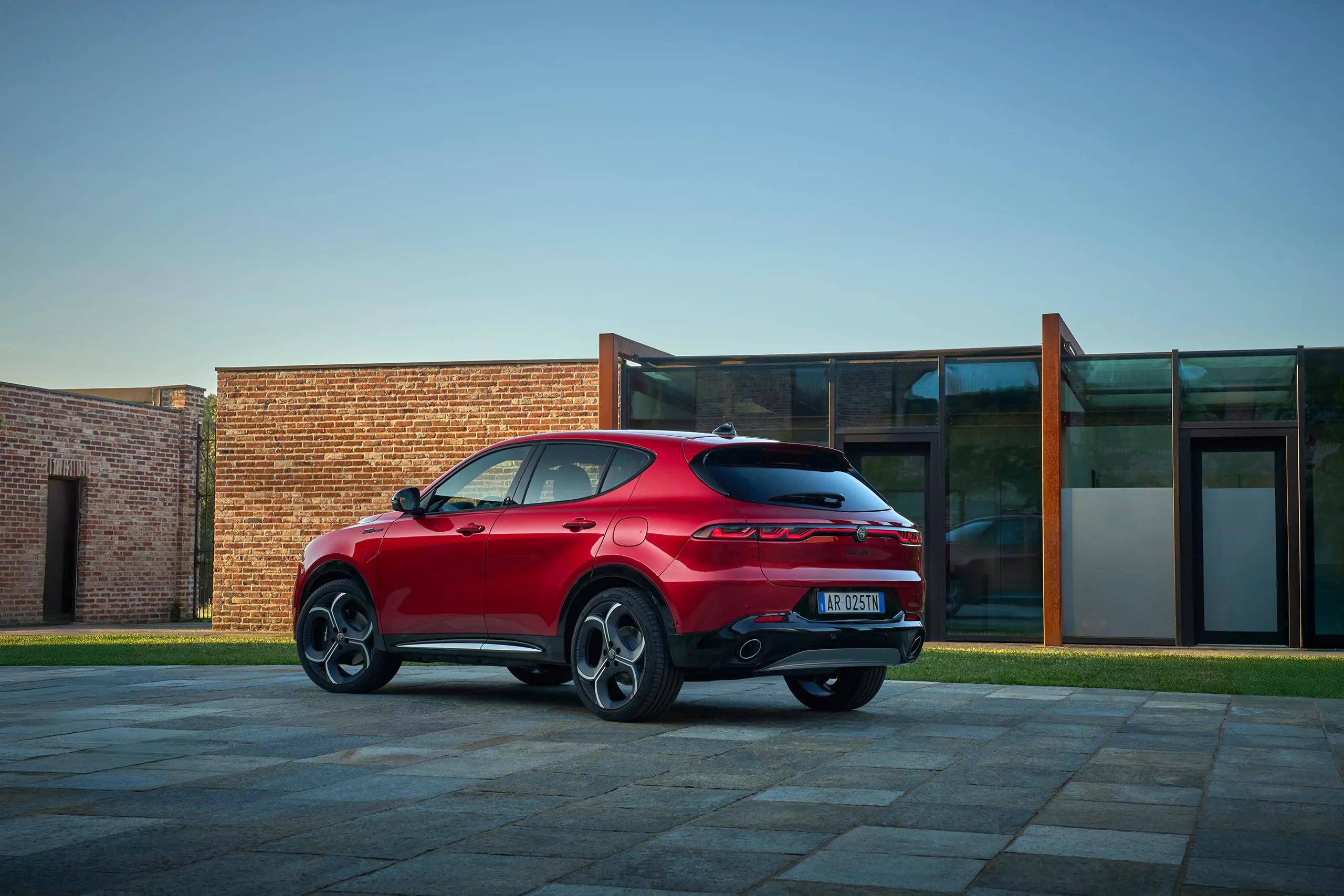 Vue arrière de l’Alfa Romeo Tonale, mettant en avant ses feux LED et son logo
