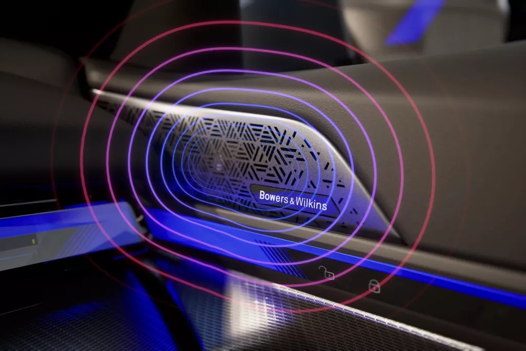 Intérieur de la BMW i5 avec enceinte