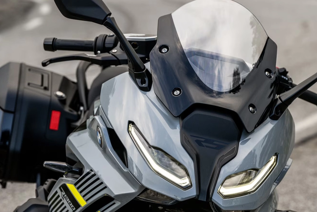Tableau de bord TFT de la BMW Motorrad R 1300 RT en fonctionnement
