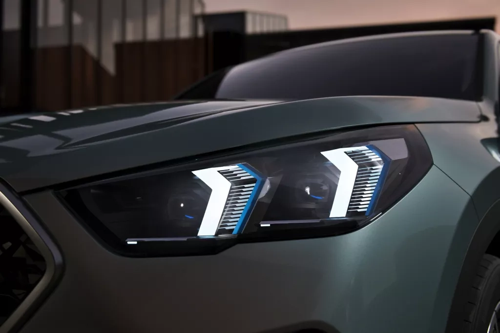 BMW X2 stationné en ville, vue avant mettant en valeur le phare