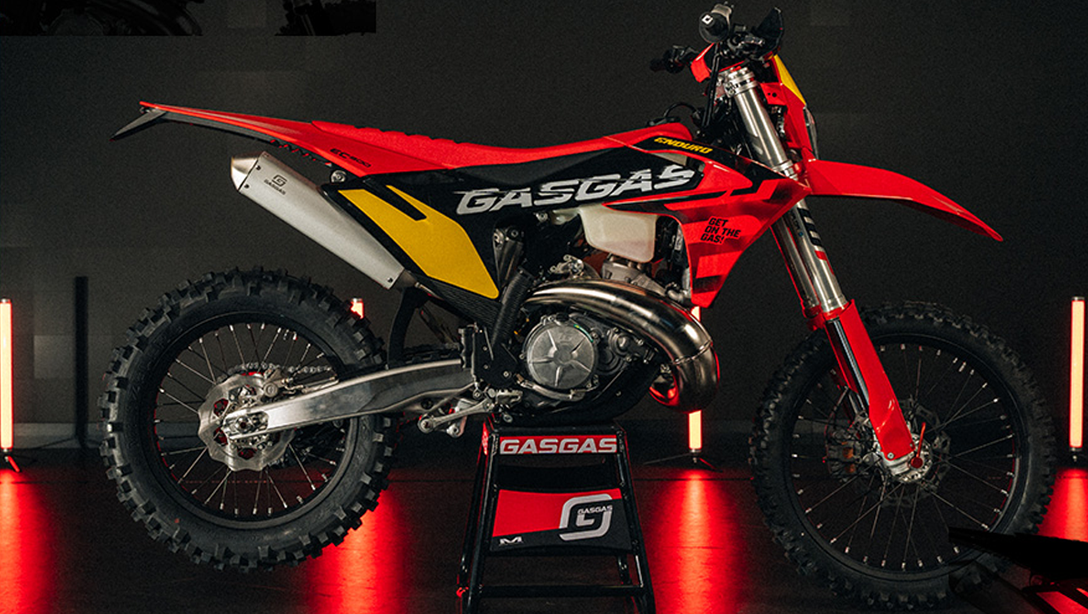 Vue dynamique de la GASGAS EC 300 GP 2026 sur terrain accidenté
