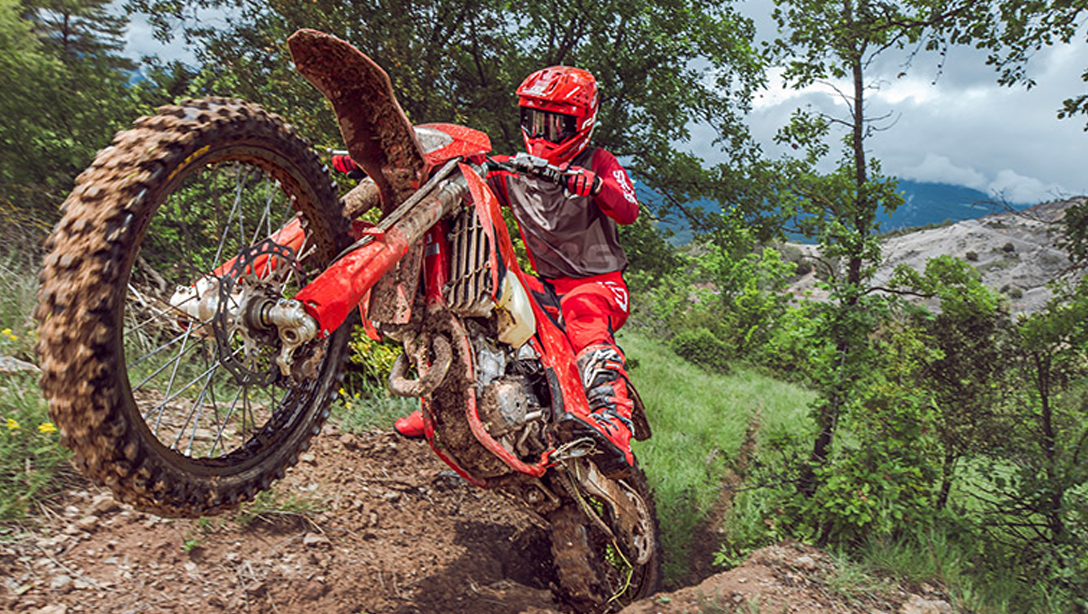 Vue latérale de la GASGAS EC 350F 2026 sur terrain accidenté