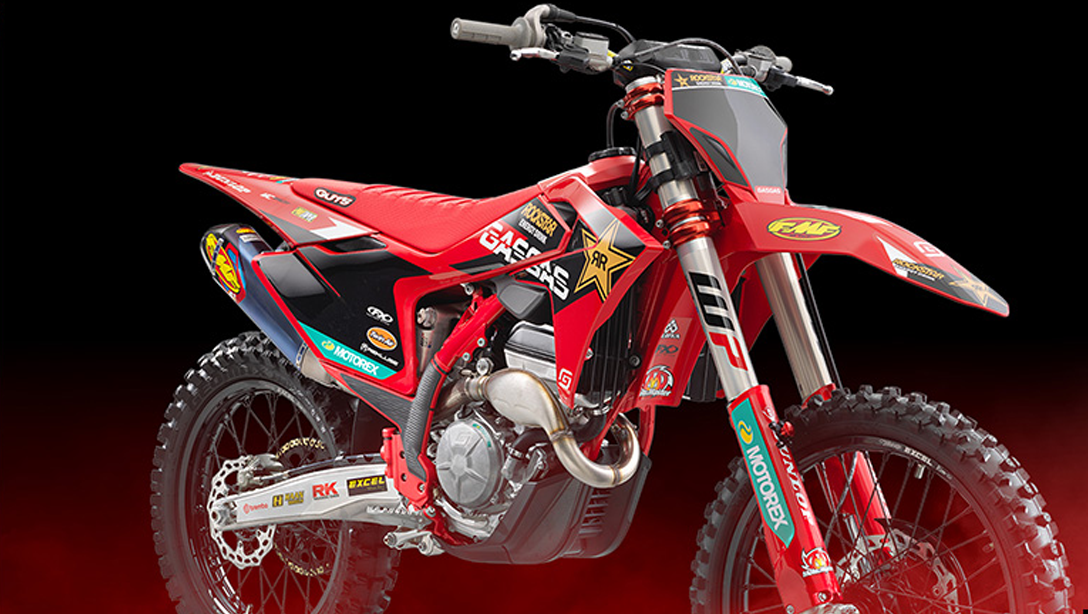 Vue latérale de la GASGAS MC 250F Factory Edition 2026 sur piste de motocross