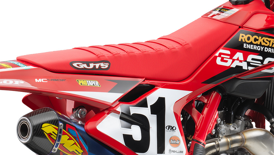 Pilote en action sur la GASGAS MC 450F Factory Edition 2026 lors d’une course.