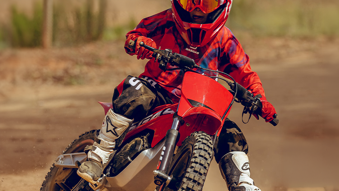 Mini-moto électrique GASGAS MC-E 2 2026 vue de profil sur fond sombre