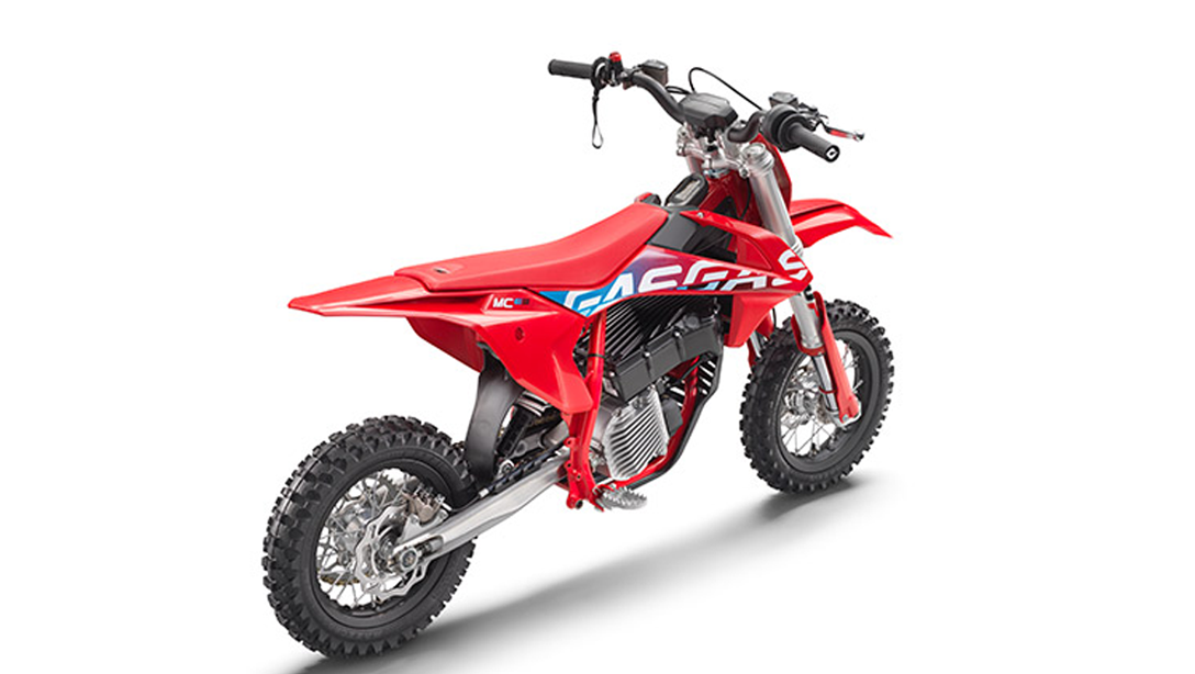 Vue latérale de la GASGAS MC-E 3 2026 sur piste de motocross