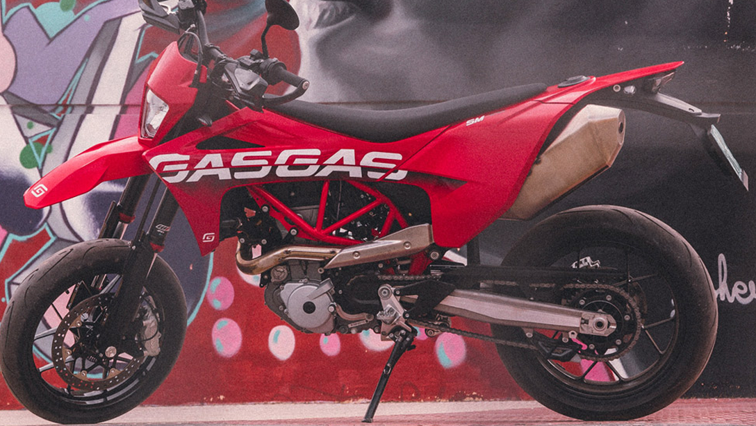 Supermotard GASGAS SM 700 2026 sur route, vue latérale dynamique