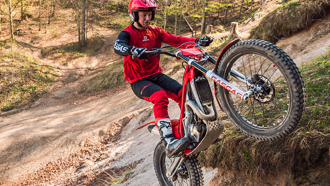 GASGAS TXT Racing 125 2026 en action sur une zone rocheuse