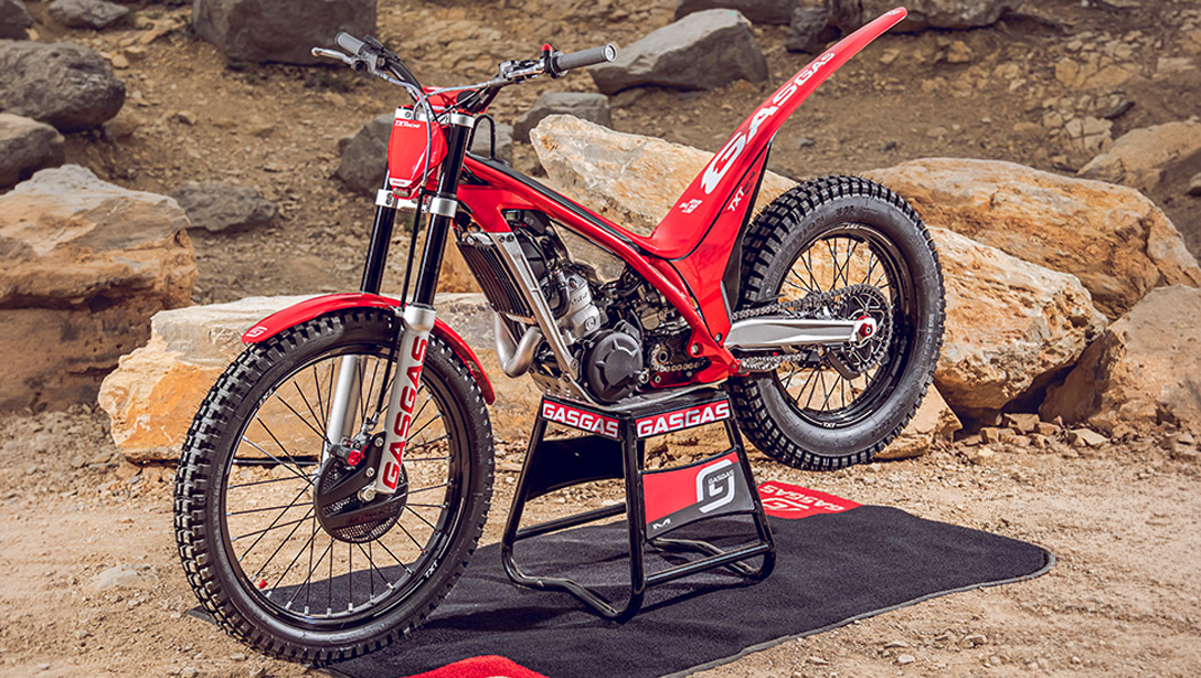 Vue latérale de la GASGAS TXT Racing 300 2026 sur terrain de trial