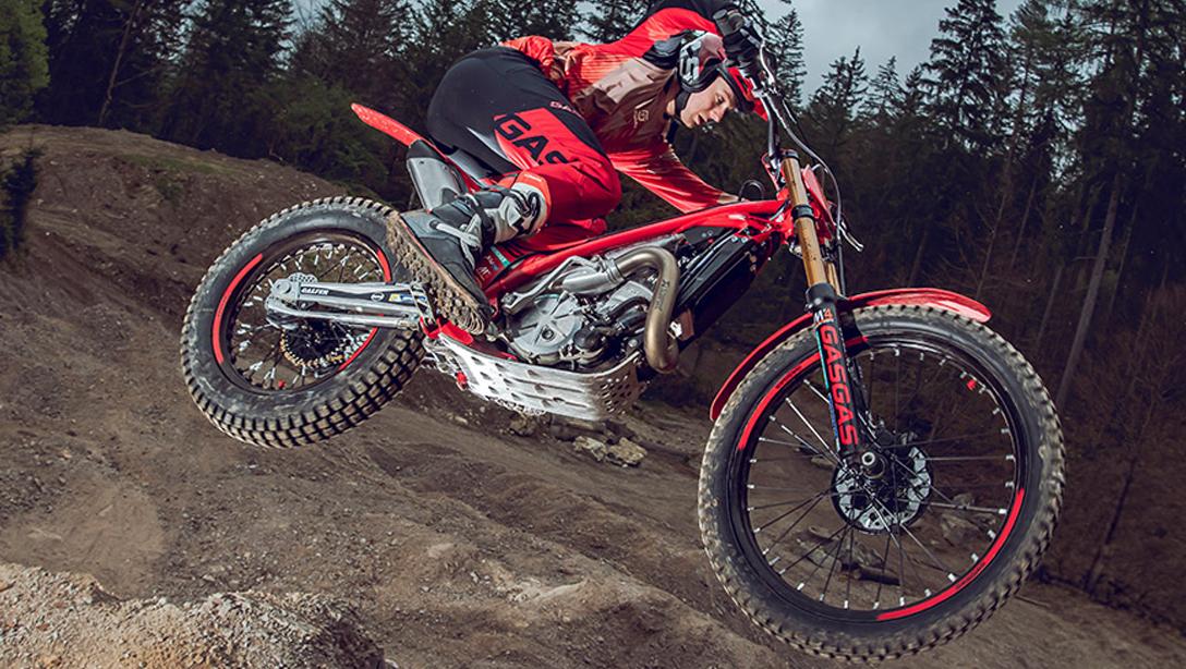 GASGAS TXT GP 250 2026 franchissant un obstacle en trial