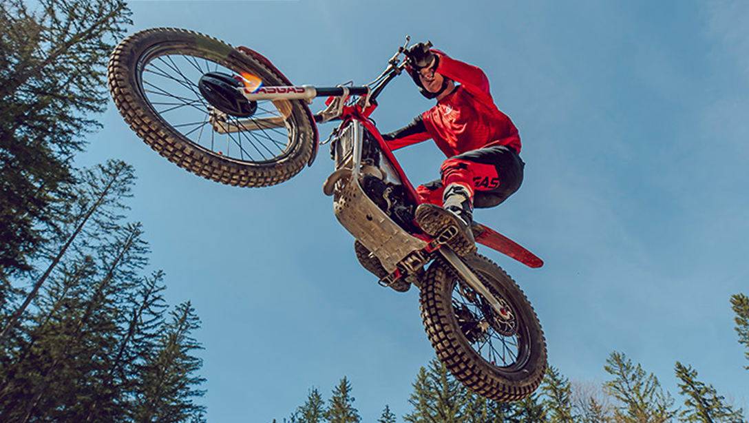Vue latérale de la GASGAS TXT Racing 125 2026 sur terrain de trial