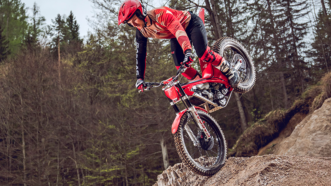 GASGAS TXT Racing 250 2026 en action sur une zone rocheuse