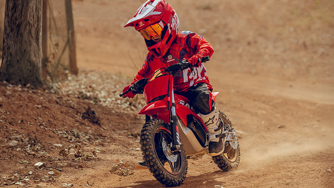 GASGAS MC-E 2 2026 en action sur un terrain de motocross