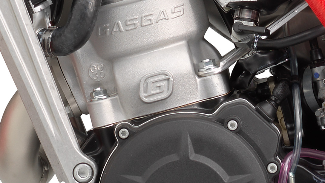 Gros plan sur le moteur 2 temps de la GASGAS TXT Racing 300 2026