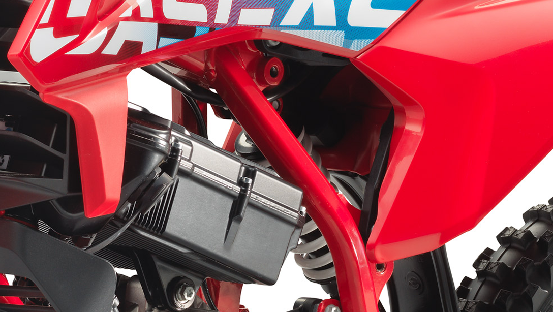 Vue arrière de la GASGAS MC-E 3 2026 sur terrain de cross