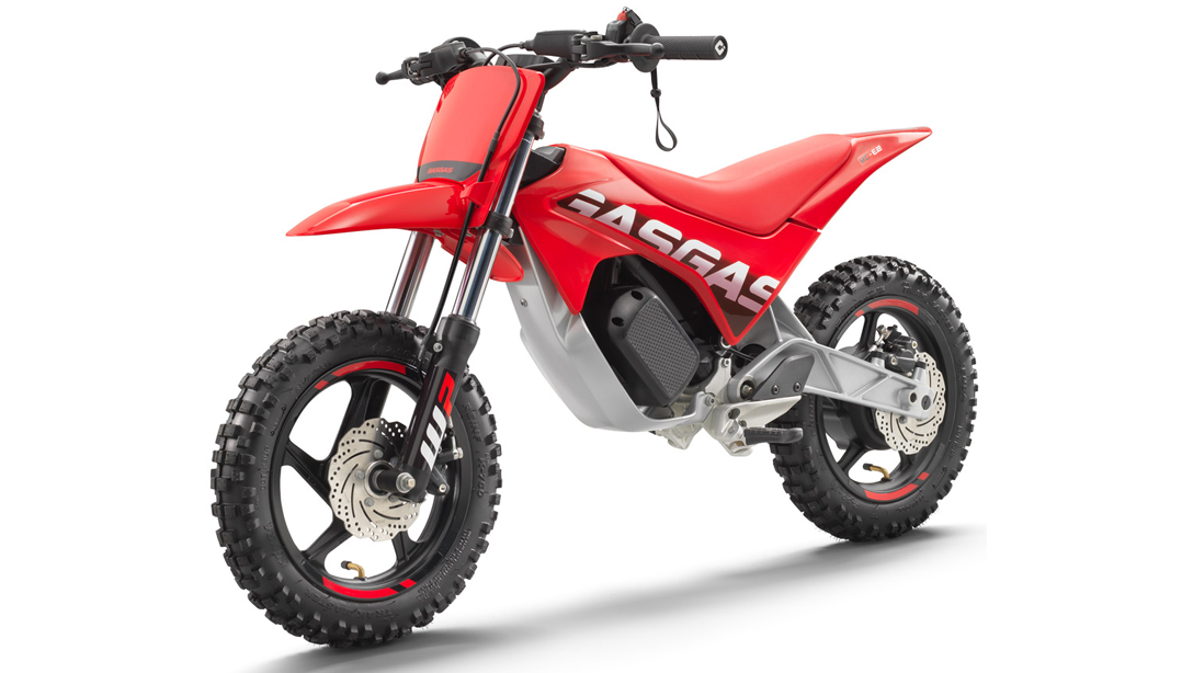 Vue arrière de la GASGAS MC-E 2 2026 sur piste