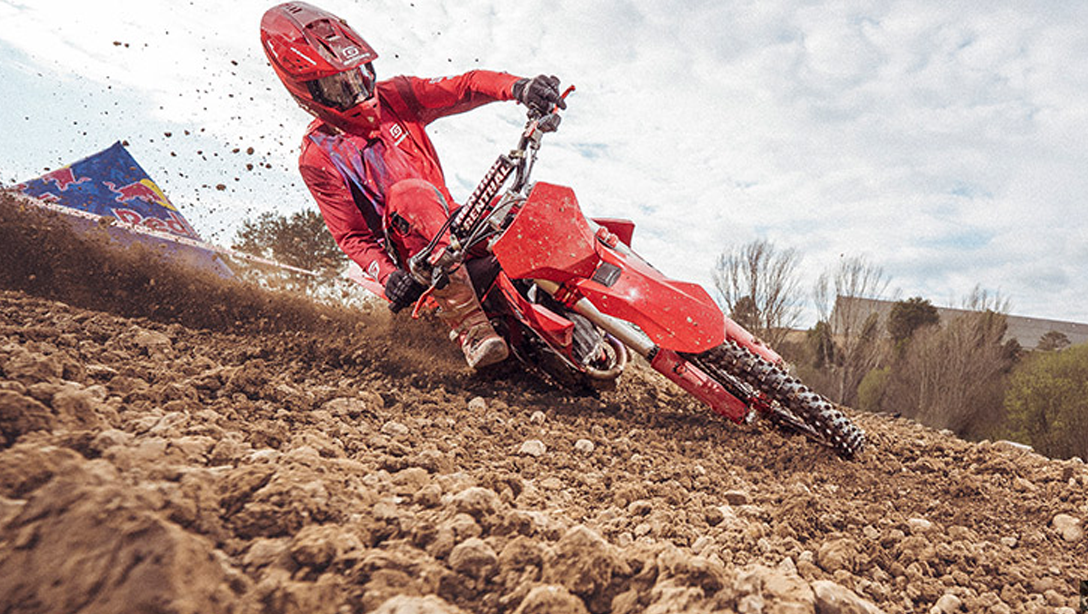Vue arrière de la GASGAS MC 450F 2026 sur piste