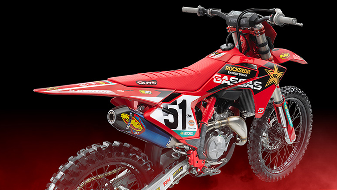 Vue latérale dynamique de la GASGAS MC 450F Factory Edition 2026 sur circuit.