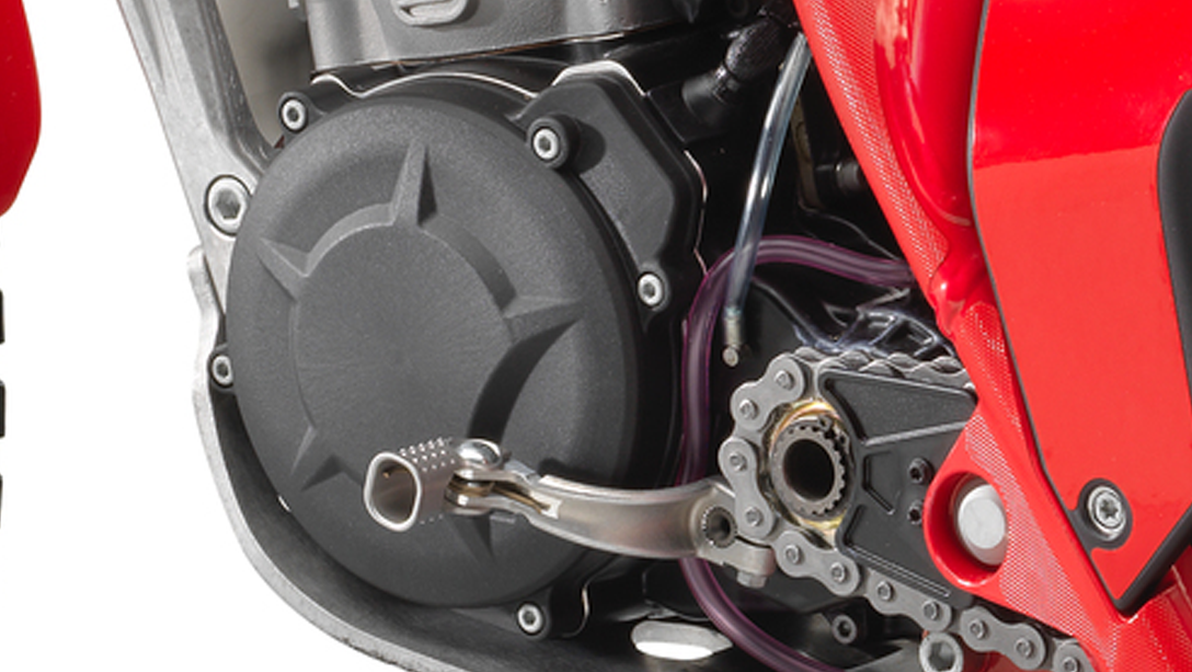 Vue arrière de la GASGAS TXT Racing 250 2026 sur terrain accidenté
