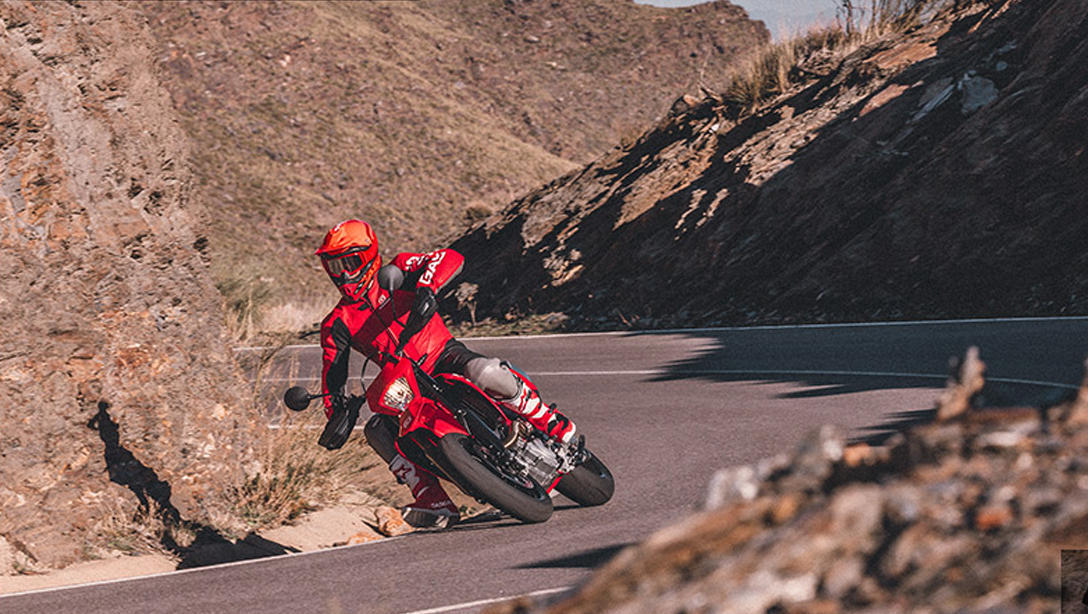 GASGAS SM 700 2026 en action sur circuit