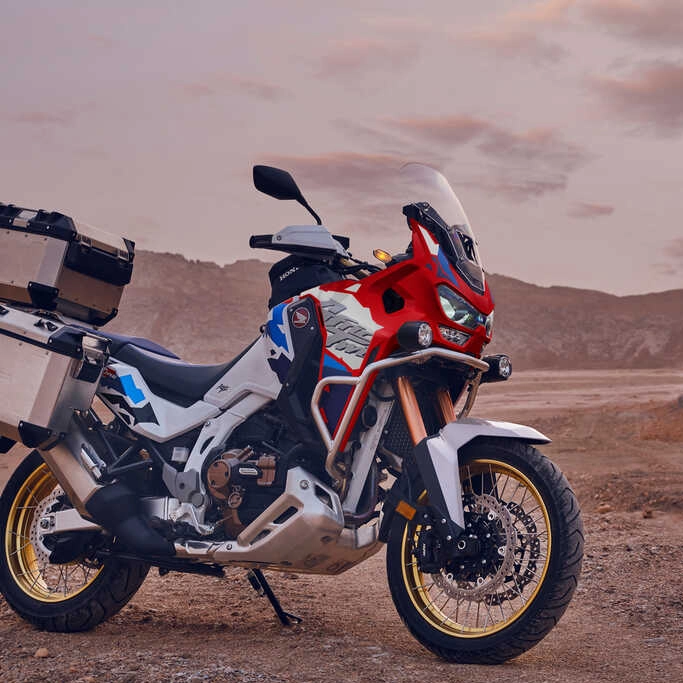 Honda Africa Twin Adventure Sports vue de face sur route