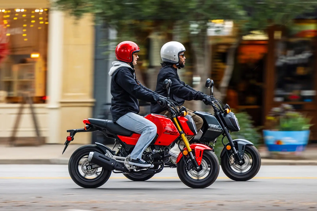 Honda MSX125 Grom vue de face en ville