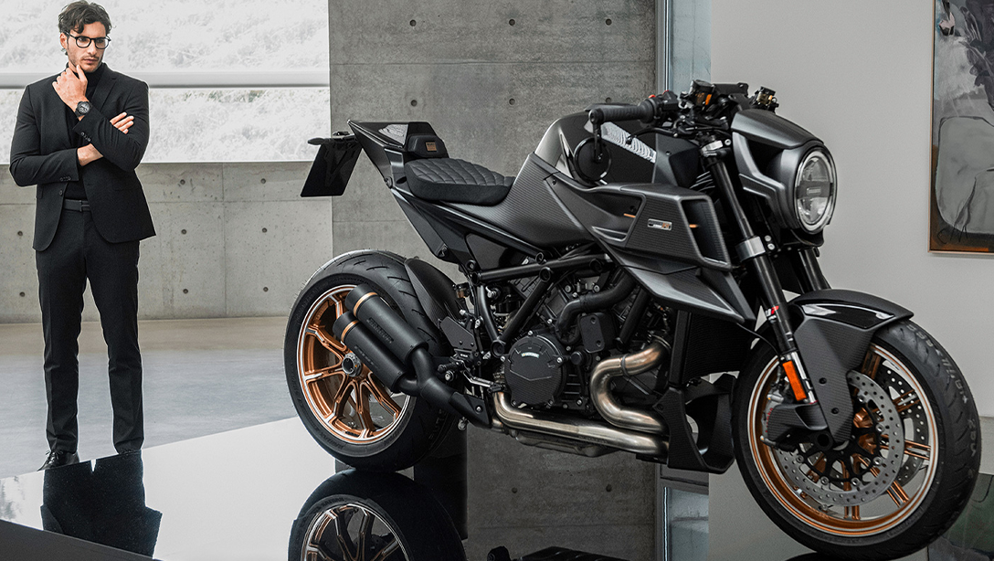 Vue latérale de la KTM 2023 Brabus 1300 R Masterpiece Edition sur fond sombre