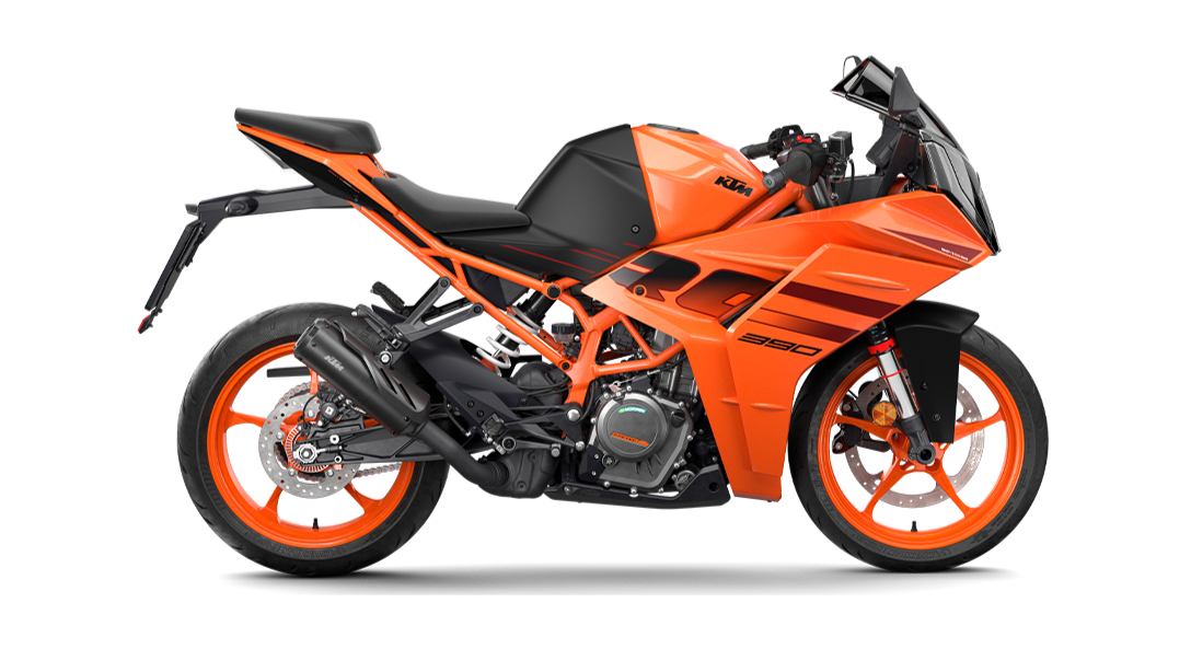 Vue latérale dynamique de la 2024 KTM RC 390 sur circuit.