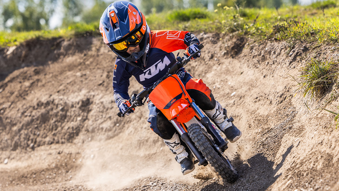 Vue latérale de la 2025 KTM SX-E 2 sur terrain tout-terrain