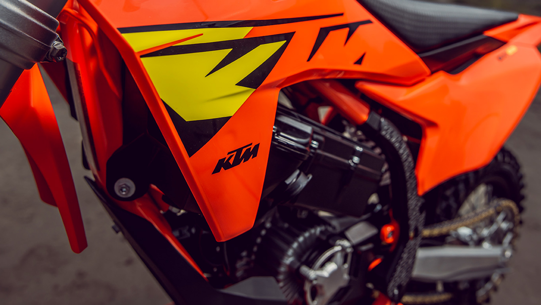 Détail du guidon et du tableau de bord de la KTM SX-E 3 2025